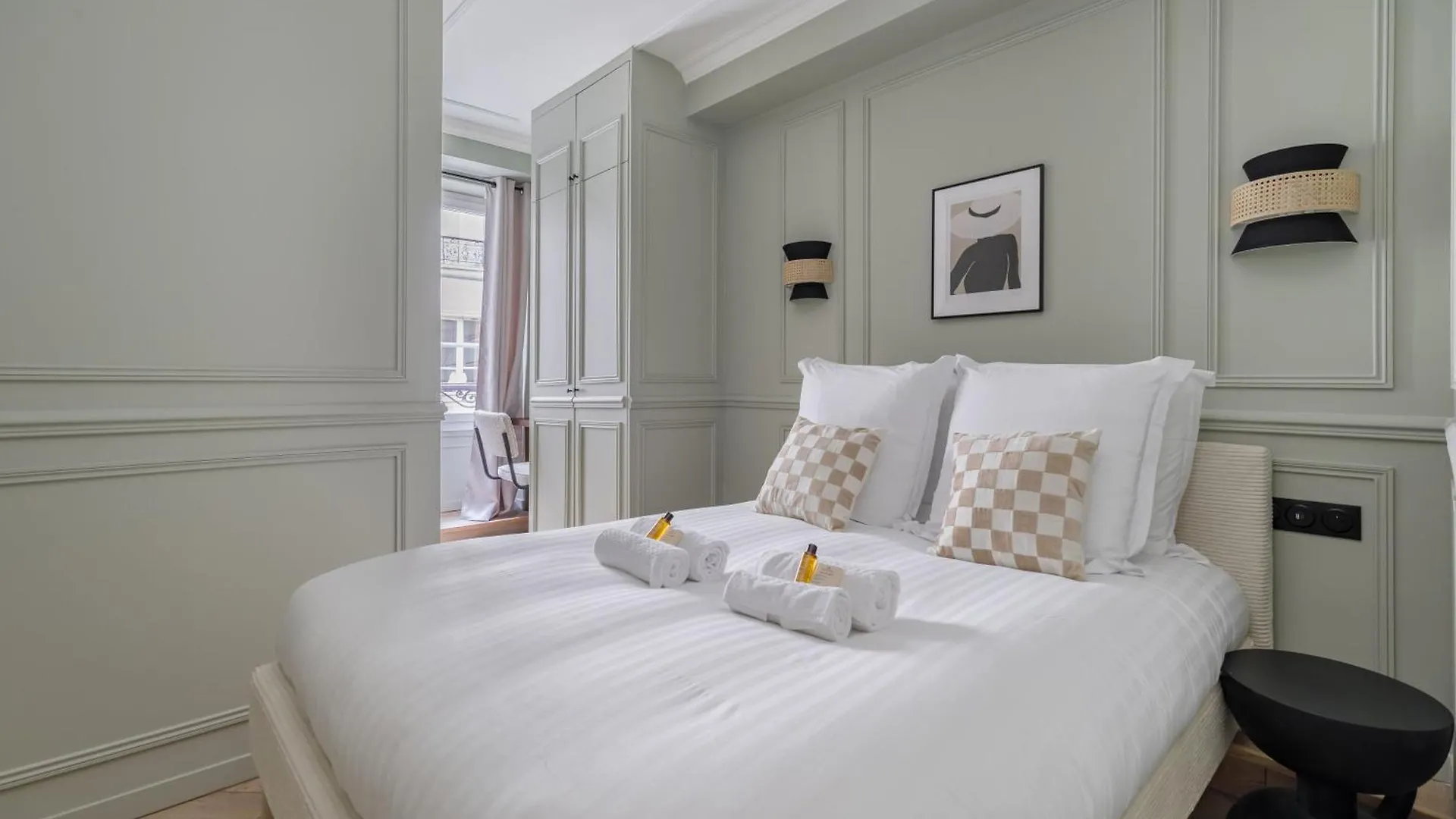 Poetic Stay - Saint Lazare Parigi 0*,  Francia