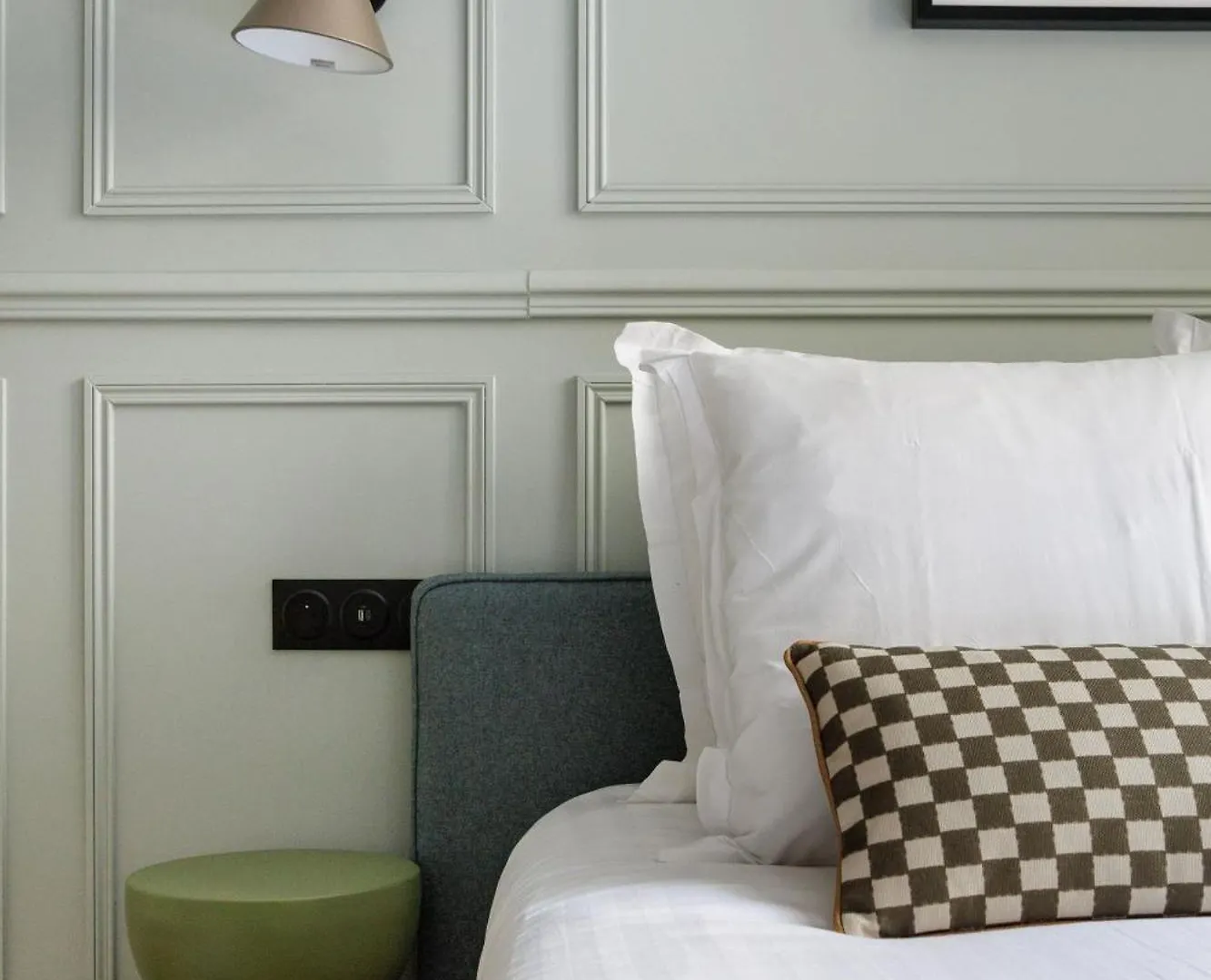 Poetic Stay - Saint Lazare Parigi 0*,  Francia