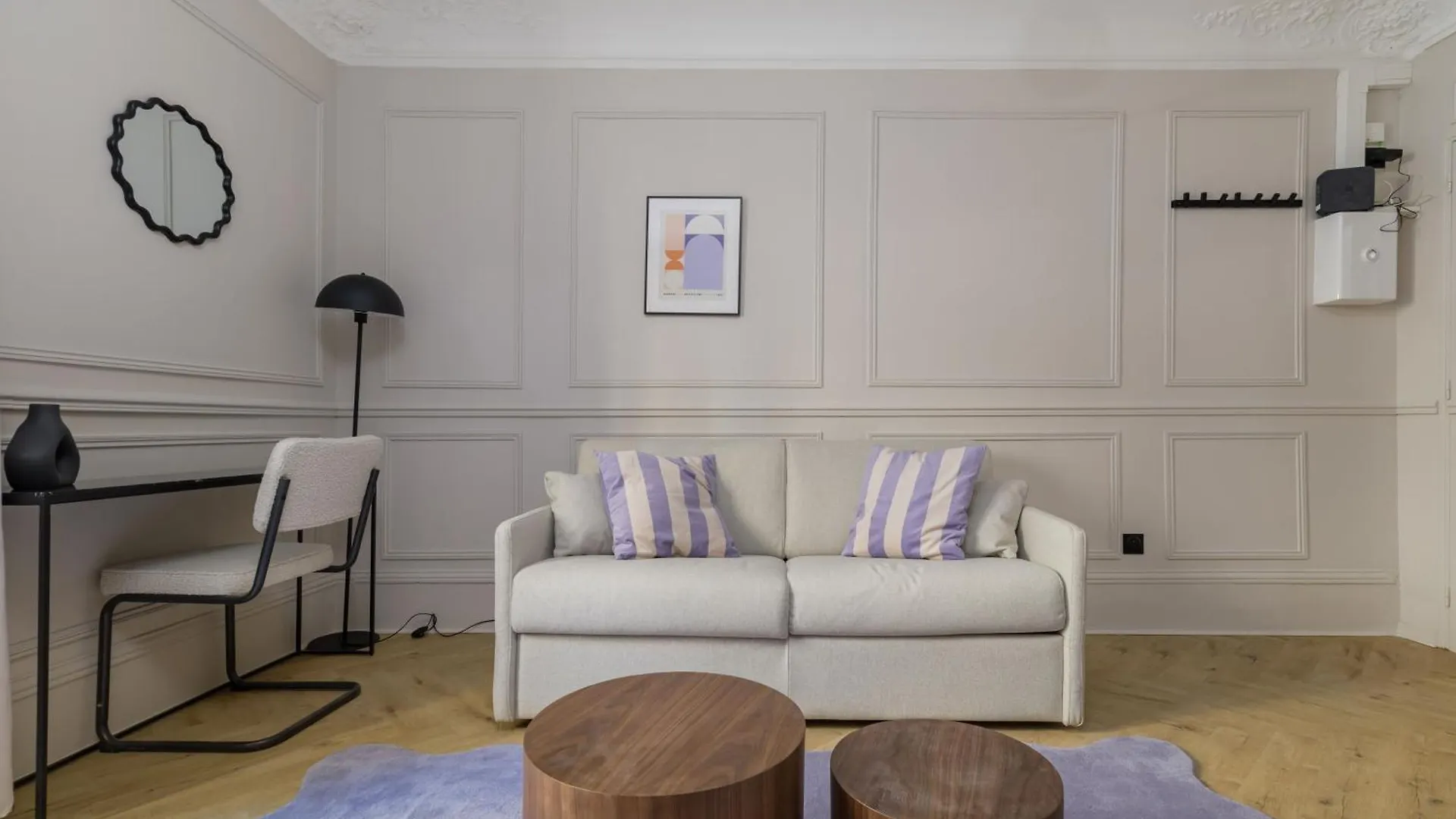 Poetic Stay - Saint Lazare Parigi 0*,  Francia